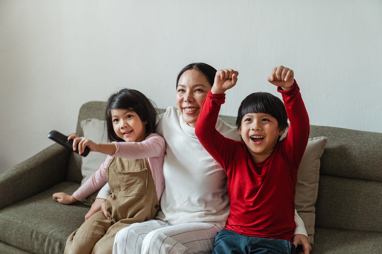 família feliz olhando algo na Televisão